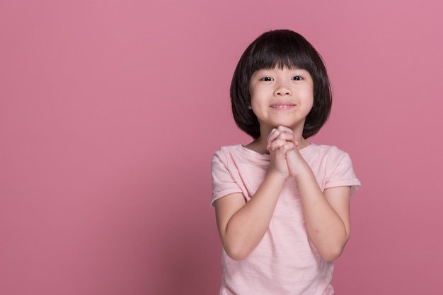 분홍색 벽에 귀여운 소녀, 사랑스러운 아이