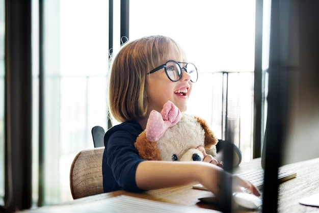 コンピュータで遊んでいるかわいい女の子