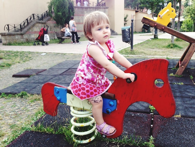 Photo cute girl playing in park