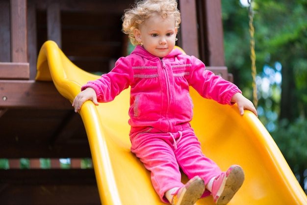 Photo cute girl playing in playground