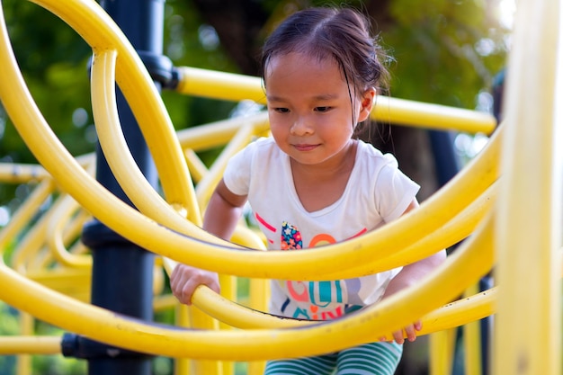 Photo cute girl playing in playground