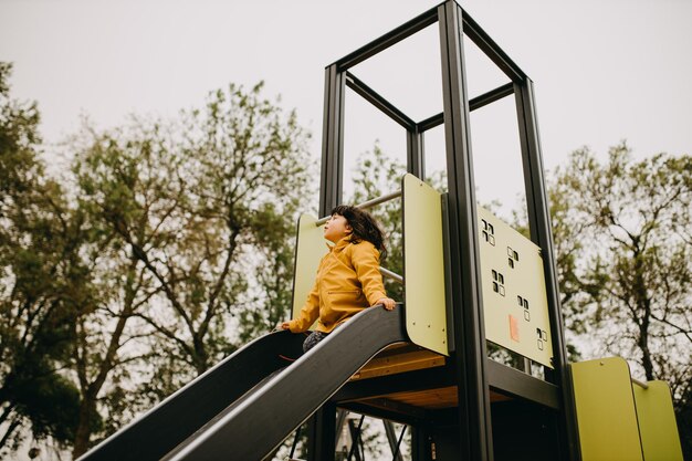 Foto ragazza carina che gioca nel parco giochi