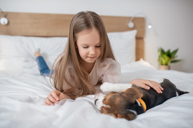 子犬と遊んで幸せそうに見えるかわいい女の子