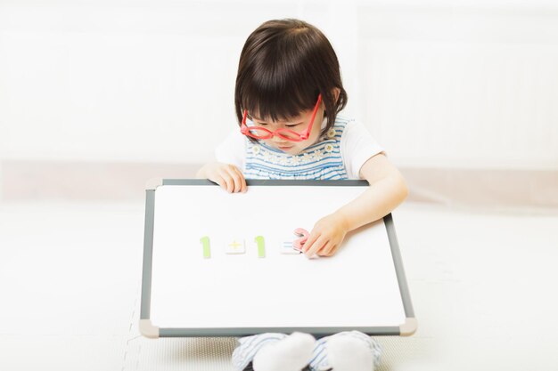 Photo cute girl playing with toys