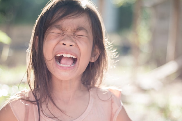 写真 外で叫ぶ可愛い女の子