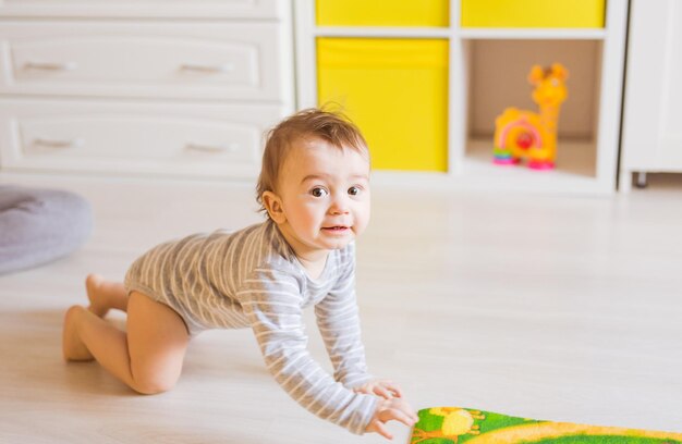 Photo cute girl sitting on floor at home