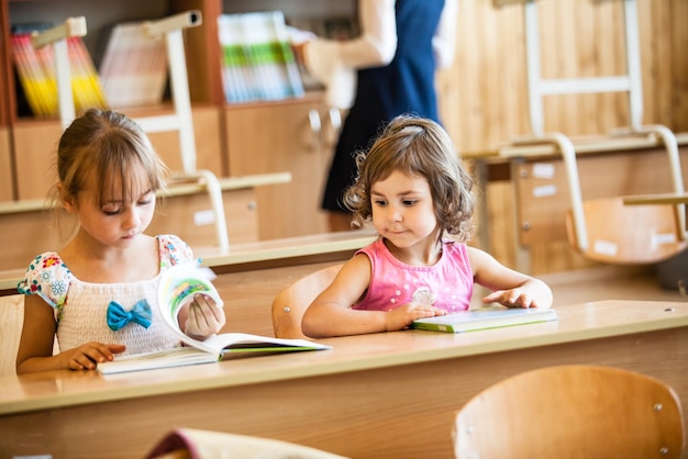 Photo cute girl sitting on table