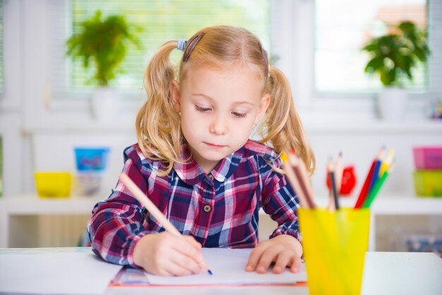 Photo cute girl studying at home