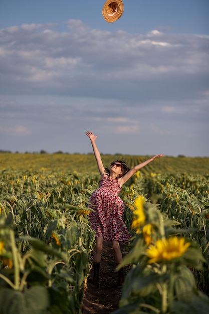 Ragazza carina in un girasole