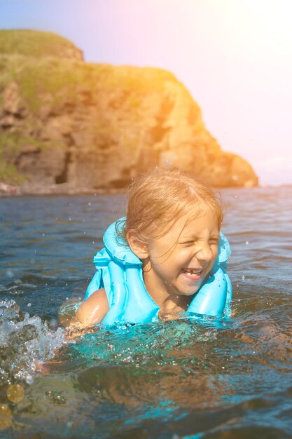 Photo cute girl swimming in sea