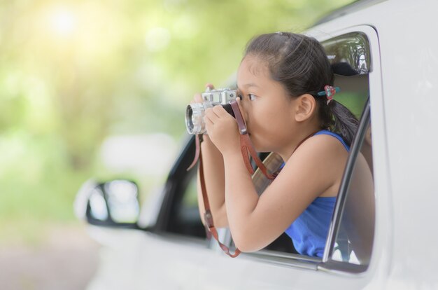 かわいい女の子がヴィンテージカメラで写真