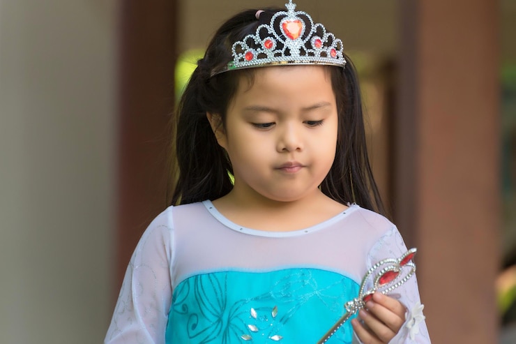 Photo cute girl wearing crown