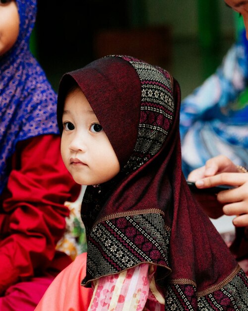 Photo cute girl wearing hijab while looking away