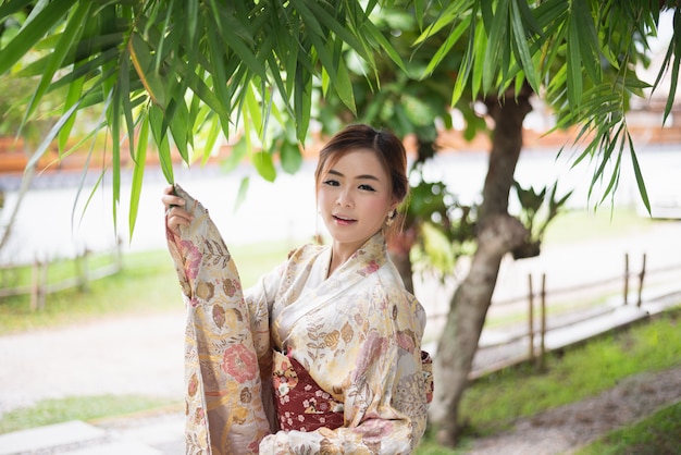 일본 유카타를 입고 귀여운 소녀