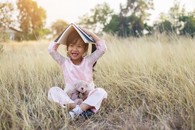 Photo cute girl wearing sunglasses on field