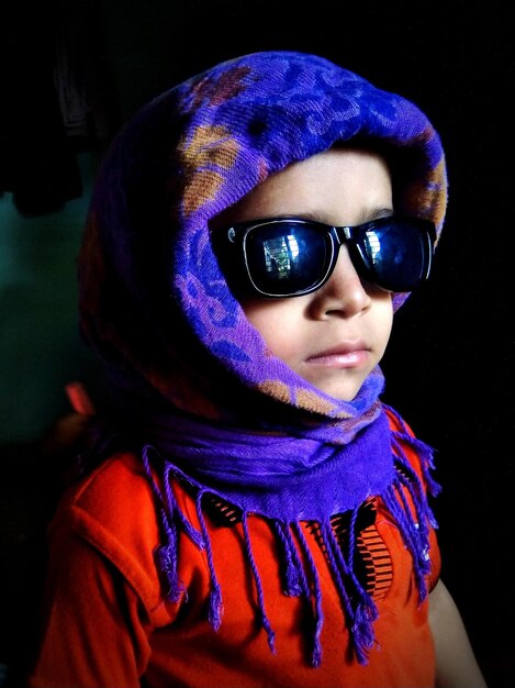 Photo cute girl wearing sunglasses and purple scarf at home