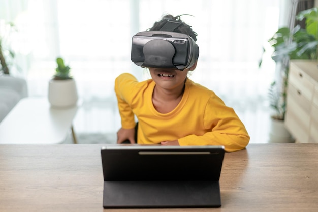 Ragazza carina che indossa la realtà virtuale googles a casa esperimento di educazione remota futuro oggi nuova educazione online stile di vita indoor