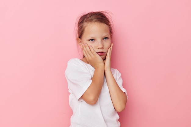 白いTシャツのかわいい女の子は変更されていない子供時代の笑顔