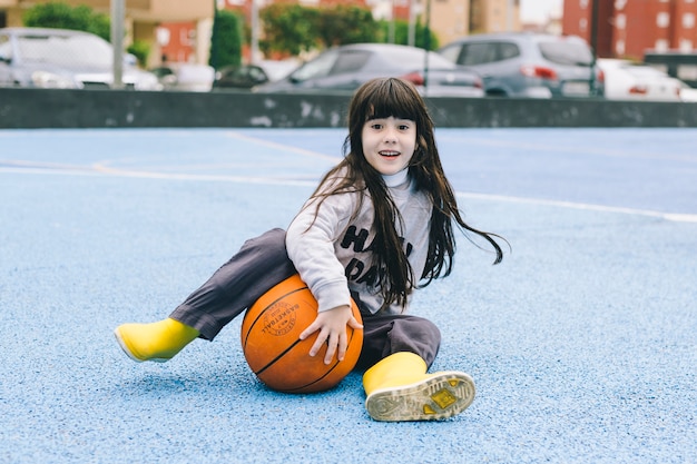 写真 かわいい女の子、バスケットボールのボール