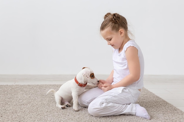 Photo cute girl with dog and woman