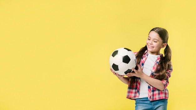 写真 スタジオでサッカーとかわいい女の子