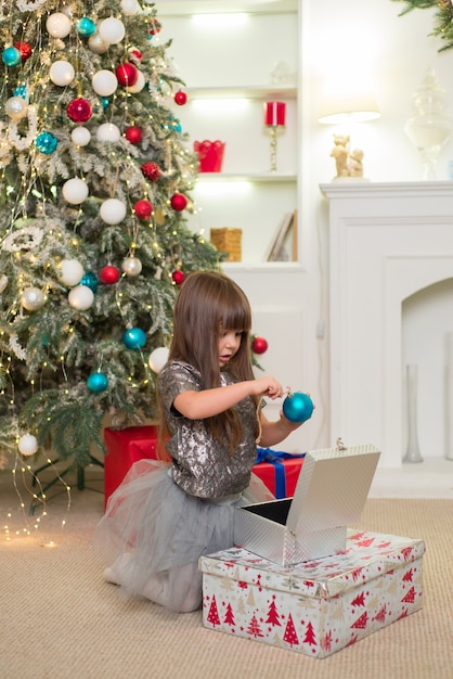 Photo cute girl with gifts on christmas time