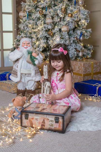 Photo cute girl with gifts on christmas time