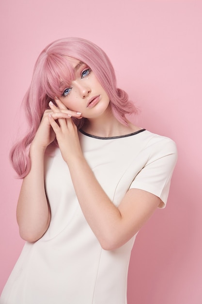 Ragazza carina con lunghi capelli rosa, colorazione dei capelli. bella donna