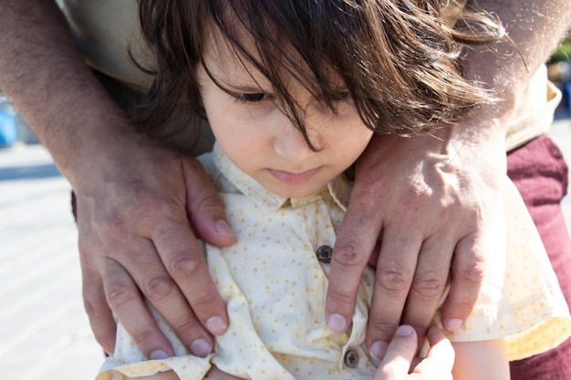 Foto un nipote carino con il nonno in piedi all'aperto