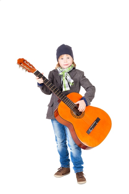 Foto ragazzino bello sveglio con la chitarra