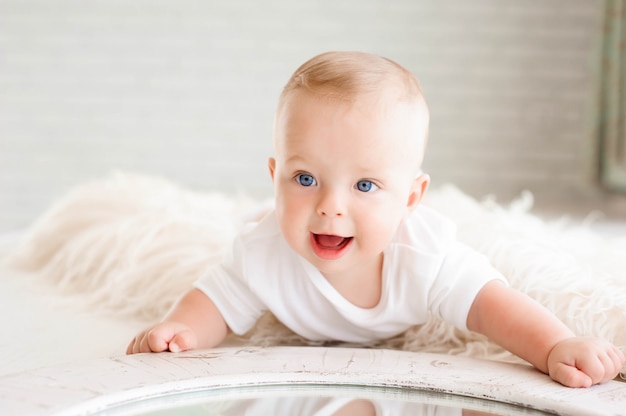 거짓말과 재생 기저귀에 귀여운 행복 7 개월 아기 소녀