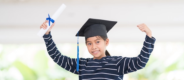 사진 귀여운 행복 아시아 학교 아이 졸업 모자와 졸업장 흰색 배경에 고립 졸업