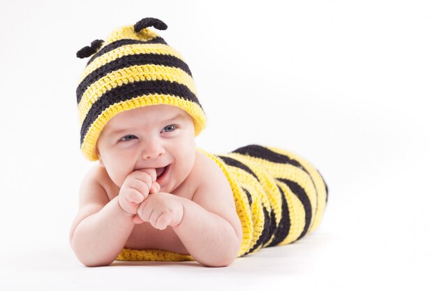 Милый счастливый маленький мальчик в костюме пчелы