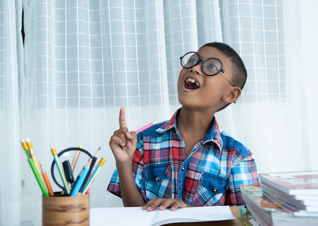 Photo cute happy little boy getting an idea