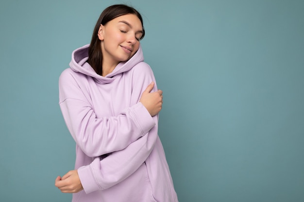 Foto carina felice giovane bella donna castana con emozioni sincere isolato su priorità bassa