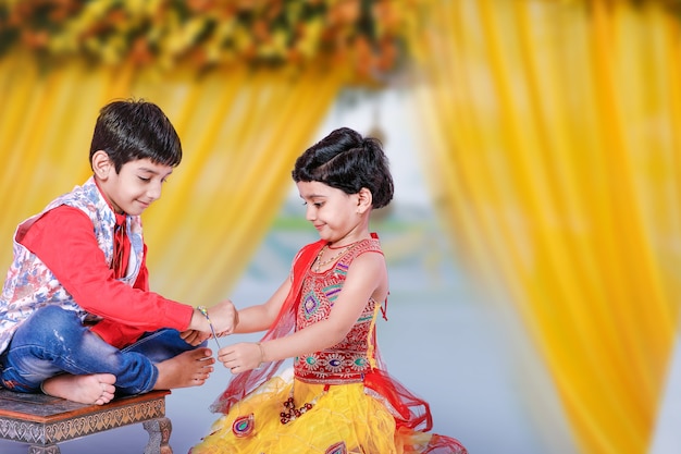 Милый индийский брат и сестра празднуют фестиваль ракшабандхана,