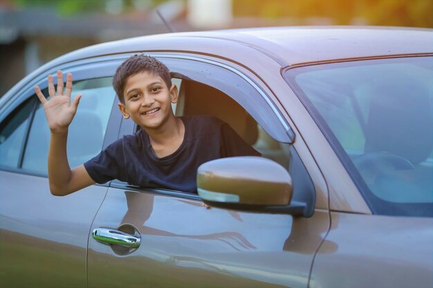 車に座っているかわいいインドの子供