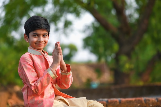 伝統的な服でかわいいインドの子