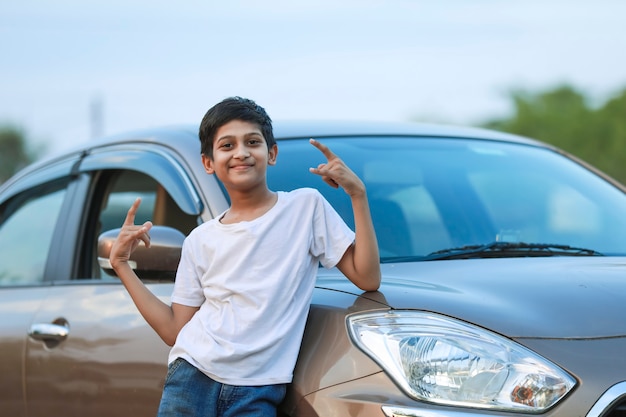 車でかわいいインドの子供