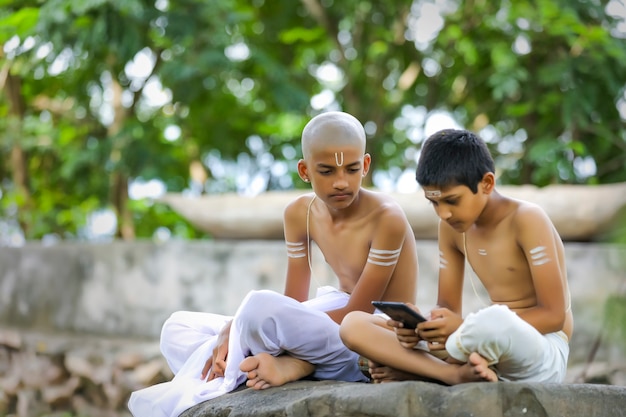 Carino bambino indiano con tablet