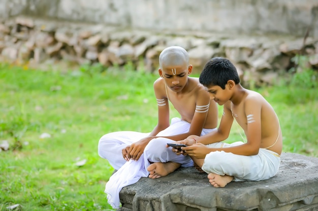 Photo cute indian child with tablet