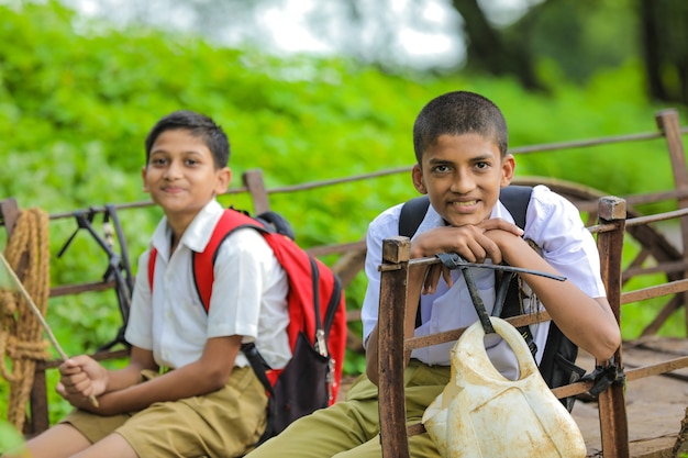 Симпатичные индийские дети на повозке с волами