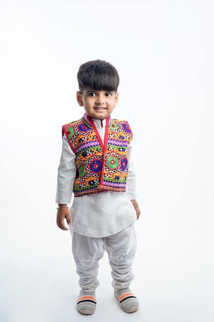 민족 복장과 흰색 배경 위에 표정을 보여주는 귀여운 인도 어린 아이