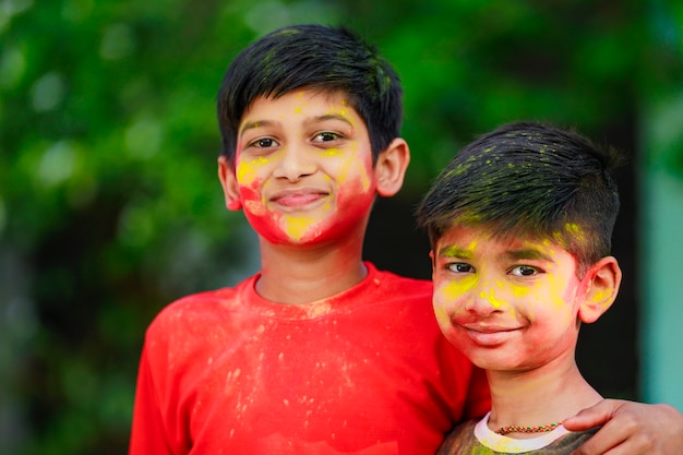 ホーリーを遊んでいるかわいいインドの小さな子供たち。ホーリーはインドの色の祭典です