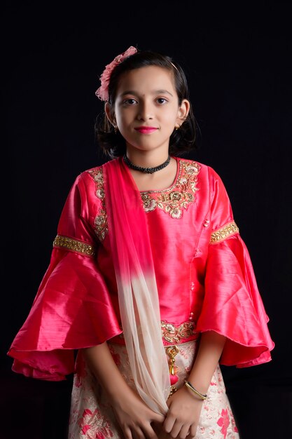 Photo cute indian little girl celebrating diwali festival at home.