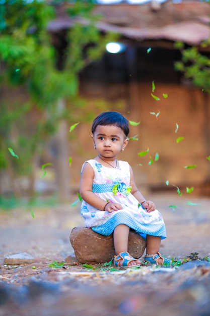 귀여운 인도 소녀는 공원에서 재생