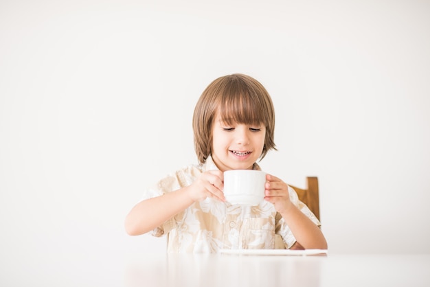 家でテーブルにかわいい子供