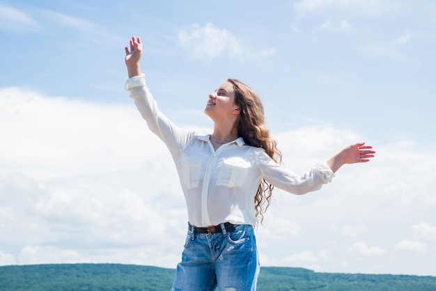 Photo cute kid in white shirt outdoor good weather