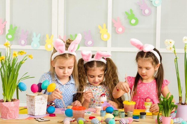 Foto bambini carini che dipingono le uova di pasqua a casa