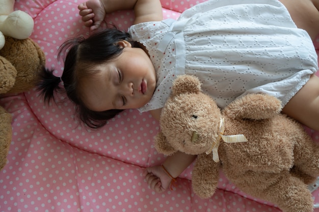 Foto piccolo sonno asiatico sveglio della neonata